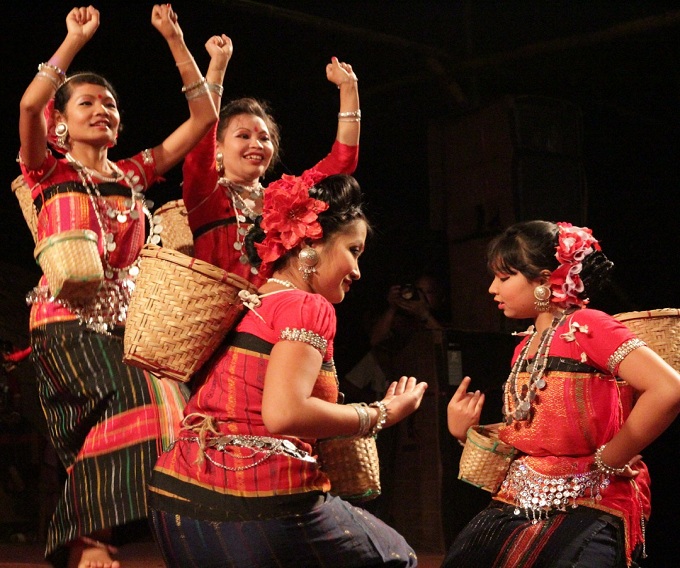 চাকমাদের বিজু উৎসবে নৃত্য