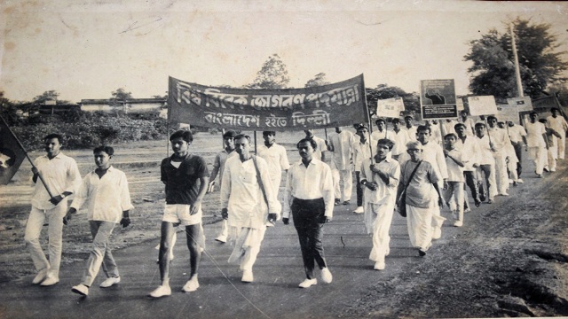 ২২ অক্টোবর ১৯৭১, শান্তি নিকেতনের পথে পদযাত্রার দল