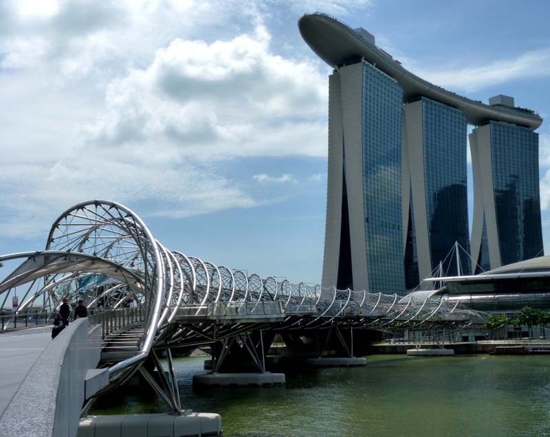 হেলিক্স ব্রিজ (Helix Bridge) যে সাসপেনশন ব্রিজটি পুরোটাই স্টেইনলেস স্টিলের তৈরী