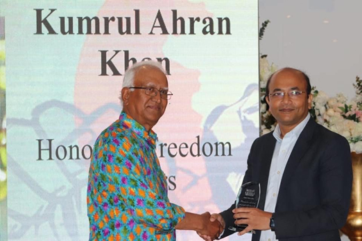 ছবিঃ মুক্তিযুদ্ধাদের সম্মাননা প্রদান করছেন কনসাল জেনারেল খন্দকার মাসুদুল আলম 