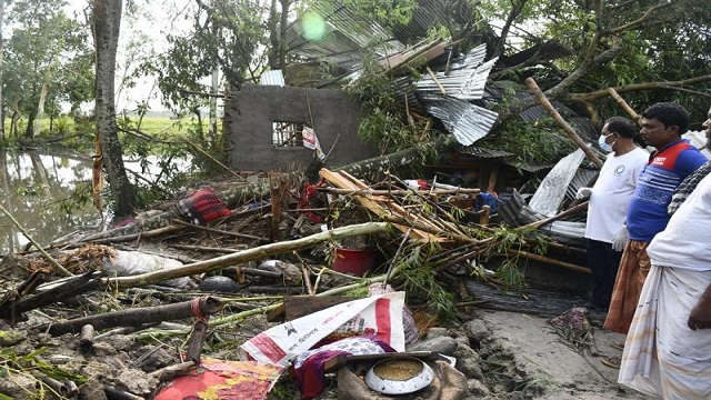 ঝড়ে ক্ষতিগ্রস্থদের বাড়িঘর দেখতে যান স্থানীয় প্রশাসন, ছবি: সংগৃহীত