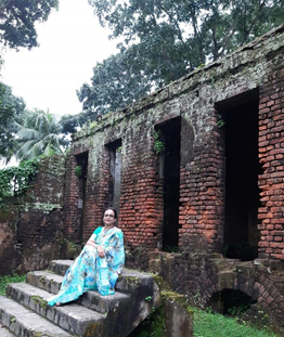 ছবিঃ জমিদার বাড়িতে লেখিকা