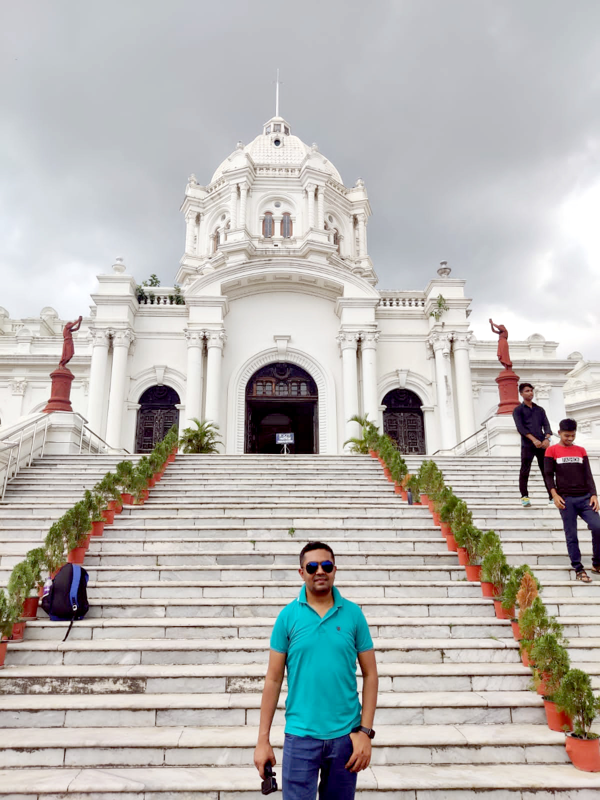 ভারতের ত্রিপুরা রাজ্যের রাজধানী আগরতলা’র উজ্জয়ন্ত প্যালেসের সামনে দাড়িয়ে লেখক