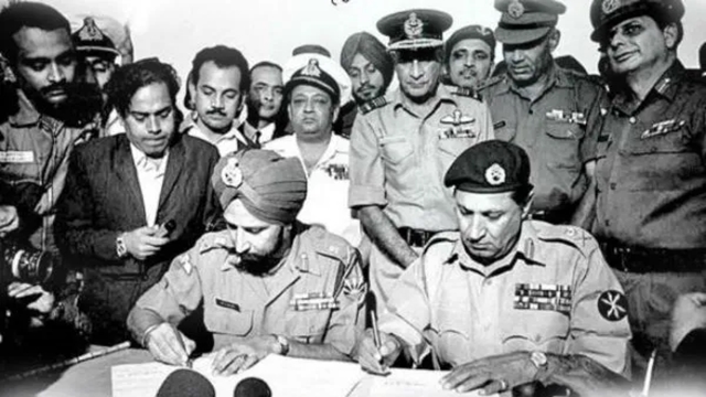  ১৬ ডিসেম্বর ১৯৭১ সালের একটি ঐতিহাসিক ছবি