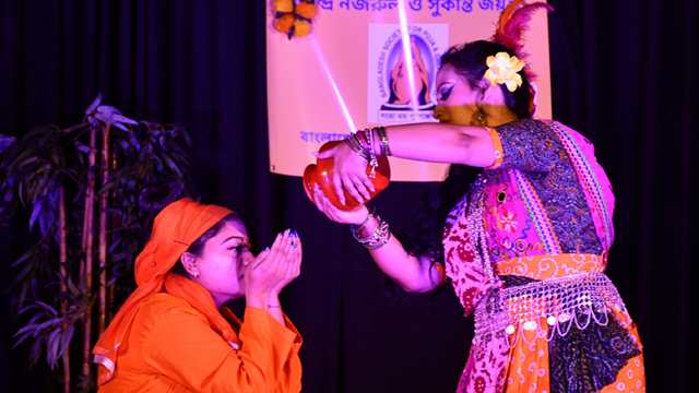 শ্রেয়সী দাস ও প্রঞ্জা বর্ণিকা কর্মকারের পরিচালনায় এবং সৌমিক দাসের নাট্য-রূপায়ণে পরিবেশিত নাটকের একটি দৃশ্য।