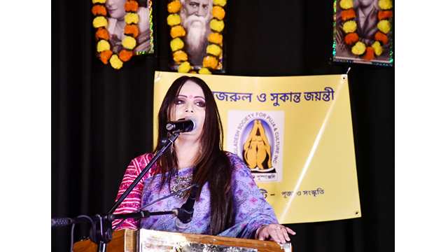 নজরুল গীতি পরিবেশনা করছেন অমিয়া মতিন।