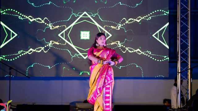 ছবিঃ নৃত্য পরিবেশন করছেন স্থানীয় শিশু শিল্পী।