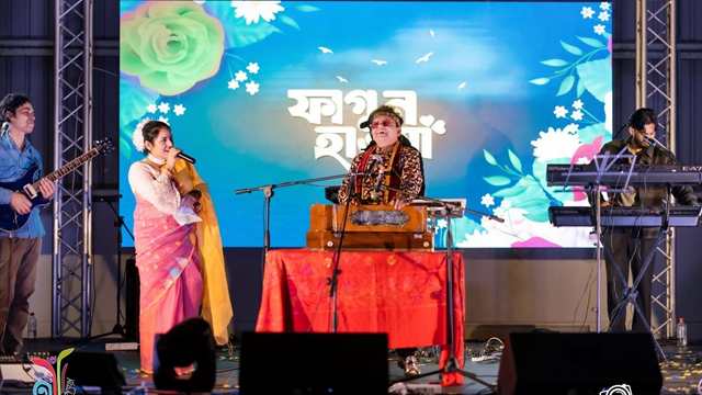 ছবিঃ সংগীত পরিবেশন করছেন শিল্পী নকুল কুমার বিশ্বাস।