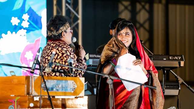 ছবিঃ সংগীত পরিবেশন করছেন শিল্পী নকুল কুমার বিশ্বাস।