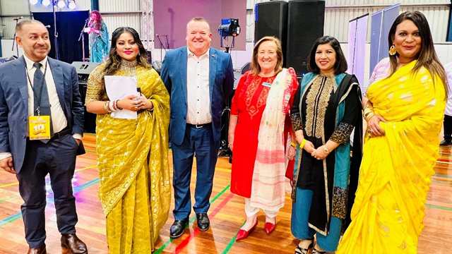 ছবিঃ মেয়র এবং ডেপুটি মেয়রের সাথে ফাগুন হাওয়ার সভাপতি তিশা তানিয়া এবং কমিউনিটির নেতৃবৃন্দ।