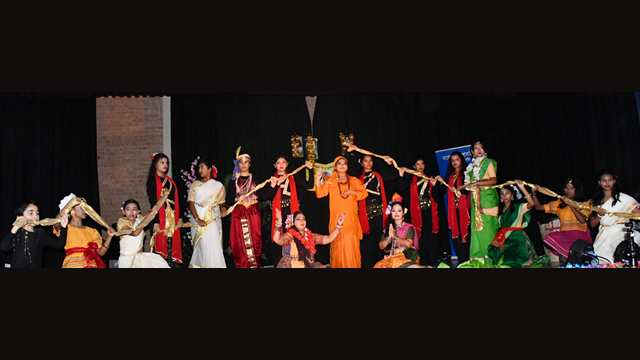 শ্রেয়সী দাস ও প্রঞ্জা বর্ণিকা কর্মকারের পরিচালনায় এবং সৌমিক দাসের নাট্য-রূপায়ণে পরিবেশিত নাটকের একটি দৃশ্য।