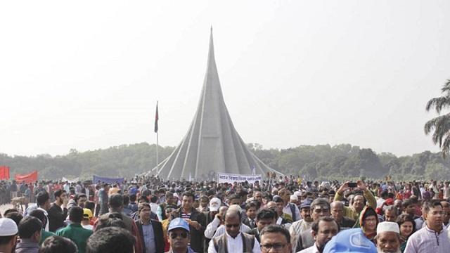 মহান বিজয় দিবসে মুক্তিযুদ্ধে বীর শহীদদের প্রতি শ্রদ্ধা জানাতে জাতীয় স্মৃতিসৌধে জনতার ঢল