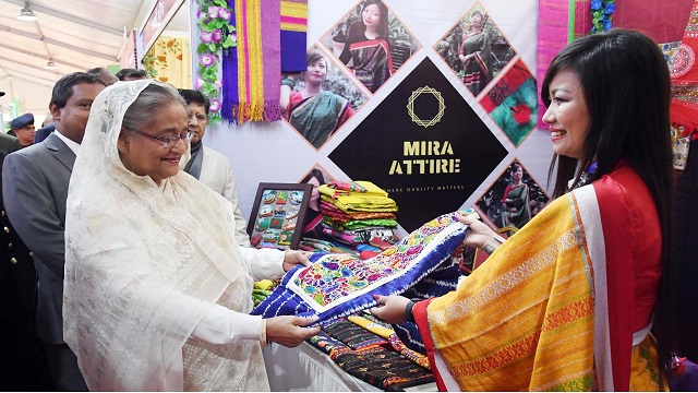 প্রধানমন্ত্রী শেখ হাসিনা বৃহস্পতিবার বঙ্গবন্ধু আন্তর্জাতিক সম্মেলন কেন্দ্রে জাতীয় বস্ত্র মেলার বিভিন্ন স্টল ঘুরে দেখেন।