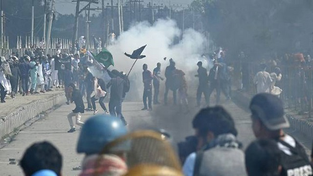 পুলিশের সাথে সংঘর্ষ কাশ্মিরি জনতার