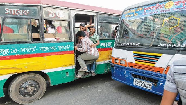 সাধারণ মানুষের অসর্তকতার কারনেও বাড়ছে সড়ক দূর্ঘটনা