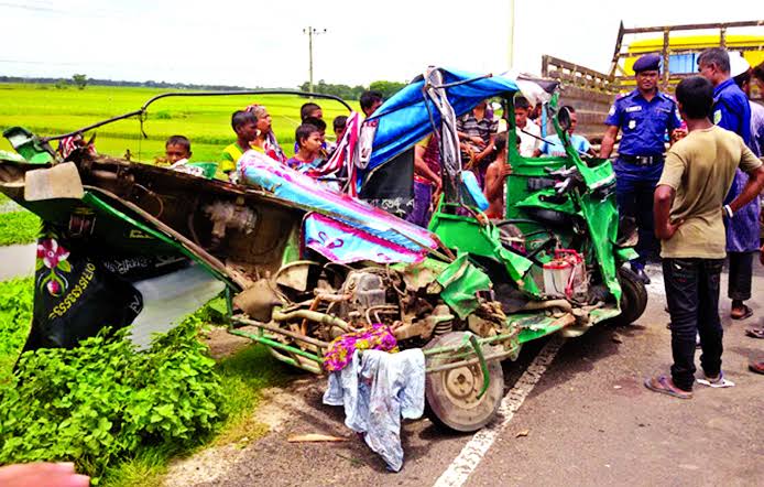 জানুয়ারিতে টাঙ্গাইলে বাস, সিএনজি ও মাইক্রোবাসের মুখোমুখি সংঘর্ষে একই পরিবারের ৯ জন নিহত