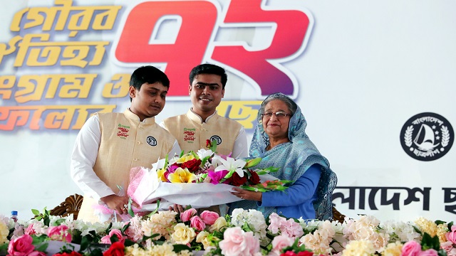 ছাত্রলীগের পক্ষ থেকে প্রধানমন্ত্রী শেখ হাসিনাকে নৌকা দিয়ে শুভেচ্ছা জানান ছাত্রলীগের নতুন সভাপতি ও সেক্রেটারী