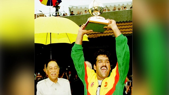 ট্রফি হাতে অধিনায়ক আকরাম খান