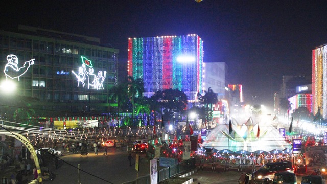 মহান বিজয় দিবস উপলক্ষে রোববার রাতে রাজধানী ঢাকাকে বর্ণিল সাজে সাজানো হয়