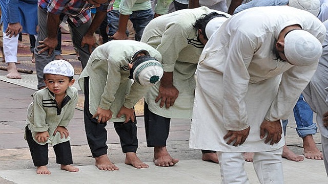 বড়দের অনুকরনে শিক্ষা নেয় শিশুরা