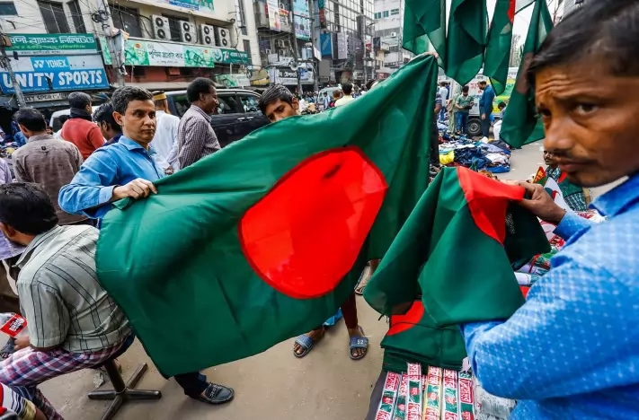 বিজয় দিবস উপলক্ষে ডিসেম্বর মাসের শুরু থেকেই পতাকা বিক্রির ধুম পড়েছে।। ছবি: দীপু মালাকার