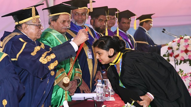 সমাবর্তনে “রাষ্ট্রপতি গোল্ড মেডেল” পরিয়ে দিচ্ছেন রাষ্ট্রপতি আব্দুল হামিদ