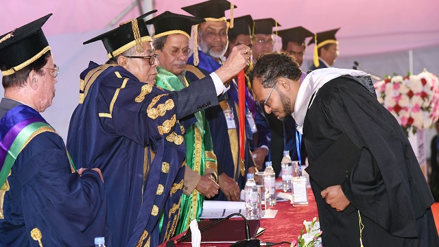 সমাবর্তনে শিক্ষার্থীদের মেডেল পরিয়ে দিচ্ছেন রাষ্ট্রপতিসহ আগত অতিথিরা