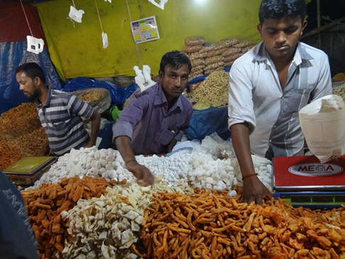 ছবিঃ উত্তরখান মাজারের মেলা