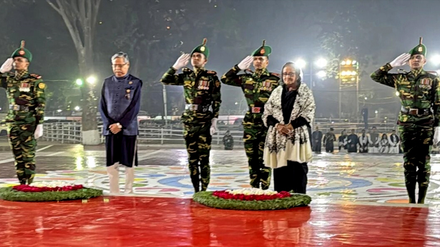 কেন্দ্রীয় শহীদ মিনারে রাষ্ট্রপতি-প্রধানমন্ত্রীর শ্রদ্ধা